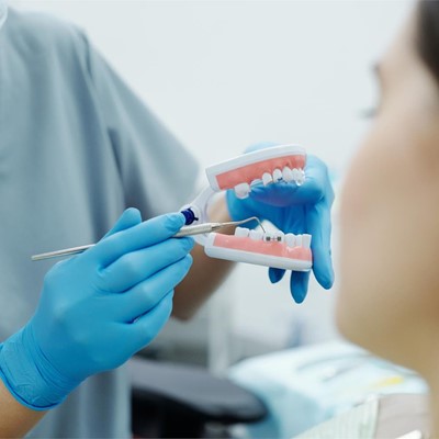 Dientes apiñados: qué es y cómo corregirlos 